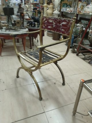 Silla de aluminio dorada con detalles rojos