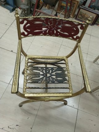 Silla de aluminio dorada con detalles rojos