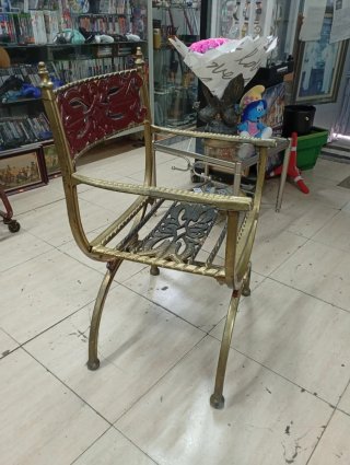Silla de aluminio dorada con detalles rojos