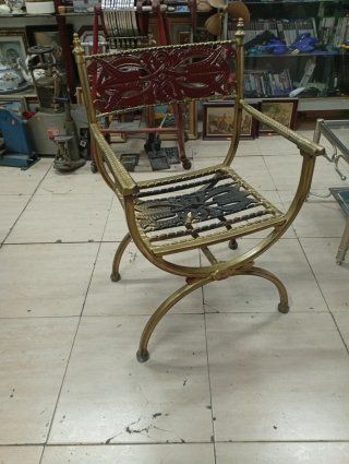 Silla de aluminio dorada con detalles rojos