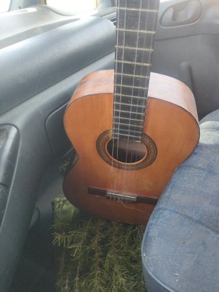 Guitarra antigua sin etiqueta