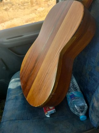 Guitarra antigua sin etiqueta