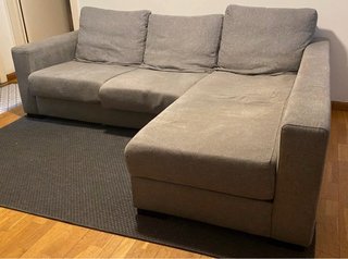 Sofá hecho por tapicero chaiselongue gris tela