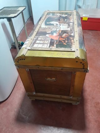 Baúl de viaje vintage con pintura