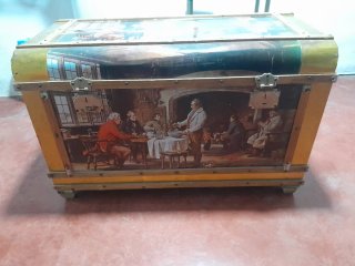 Baúl de viaje vintage con pintura