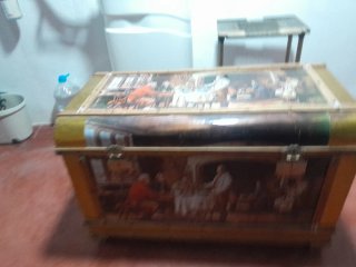 Baúl de viaje vintage con pintura