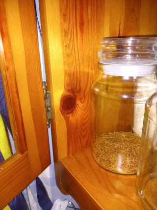 Alacena de madera y cristal