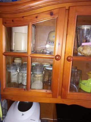 Alacena de madera y cristal