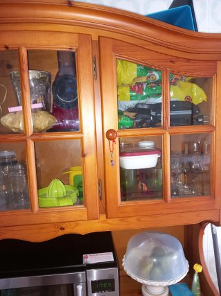 Alacena de madera y cristal