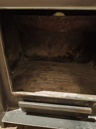 Estufa de leña gris metálica