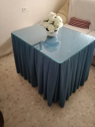 Mesa camilla con cristal y paño azul con falda