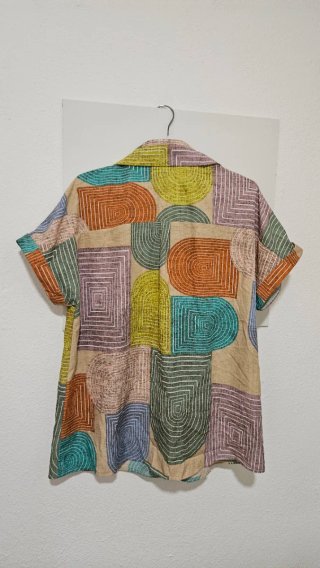 Camisa de botones con estampado geométrico