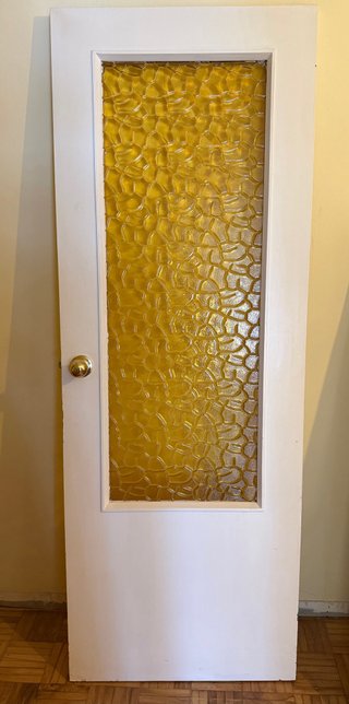 Puerta blanca con cristal