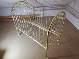 Cuna bebé vintage dorada