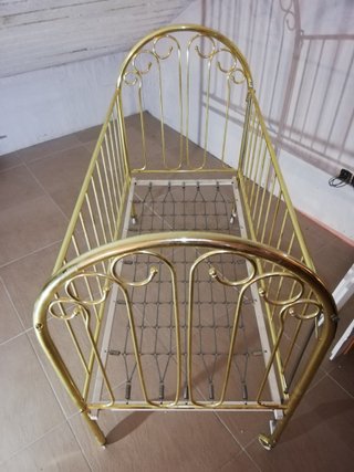 Cuna bebé vintage dorada