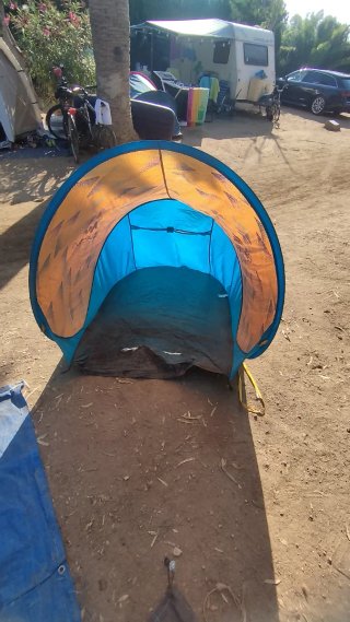 Tienda de campaña Quechua naranja