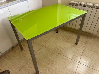 Mesa de cocina cristal verde y metal