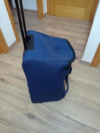 Maleta de viaje azul con ruedas