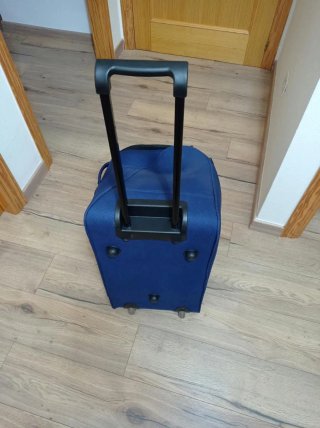 Maleta de viaje azul con ruedas