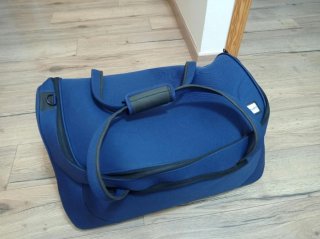 Maleta de viaje azul con ruedas