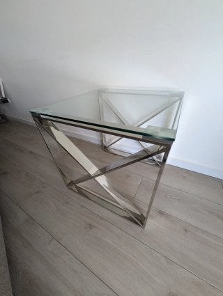 Mesa auxiliar cristal y metal plateado