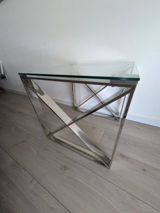 Mesa auxiliar cristal y metal plateado