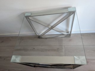Mesa auxiliar cristal y metal plateado