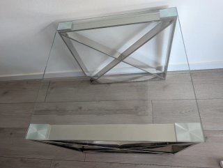 Mesa auxiliar cristal y metal plateado