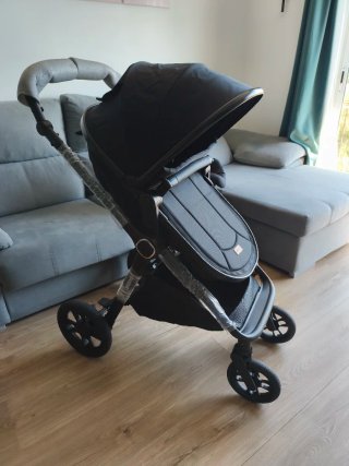 Carrito de bebé negro con maxicosi