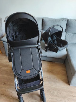 Carrito de bebé negro con maxicosi