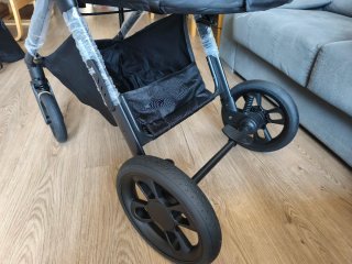 Carrito de bebé negro con maxicosi