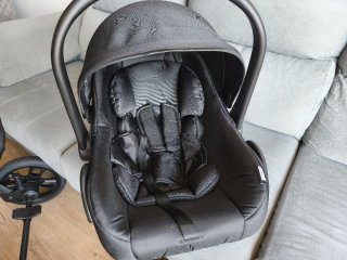 Carrito de bebé negro con maxicosi