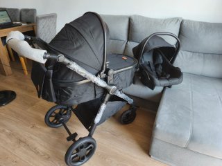 Carrito de bebé negro con maxicosi