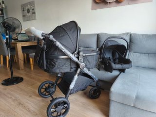 Carrito de bebé negro con maxicosi