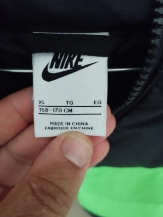 Plumífero niño Nike verde y negro