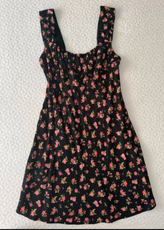 Vestido negro floral Mango