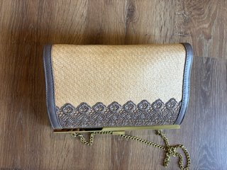 Bolso de rafia con detalles de encaje