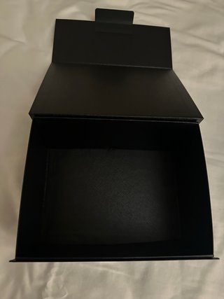 Caja de regalo Prada negra