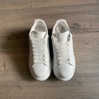 Alexander McQueen Oversized Blancas y Negras
