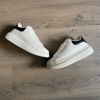 Alexander McQueen Oversized Blancas y Negras