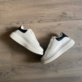 Alexander McQueen Oversized Blancas y Negras