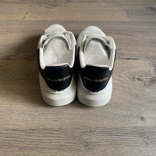 Alexander McQueen Oversized Blancas y Negras