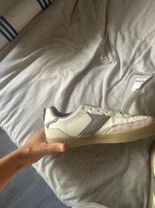 Zapatillas deportivas grises y blancas