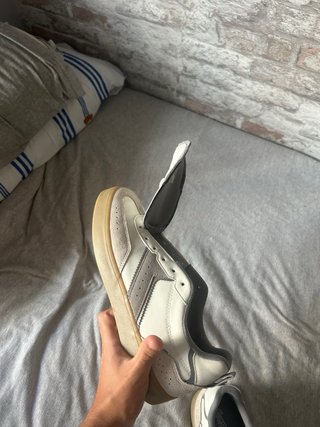 Zapatillas deportivas grises y blancas