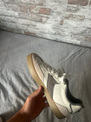 Zapatillas deportivas grises y blancas