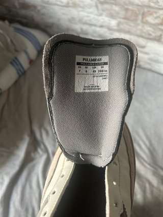 Zapatillas deportivas grises y blancas
