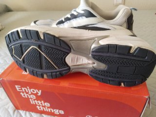 Zapatillas deportivas negras y grises y regalo dep