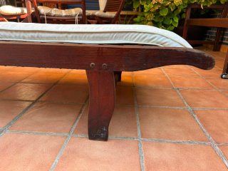 Tumbona de madera con funda