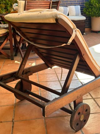 Tumbona de madera con funda