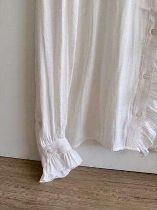 Camisa blanca con volantes